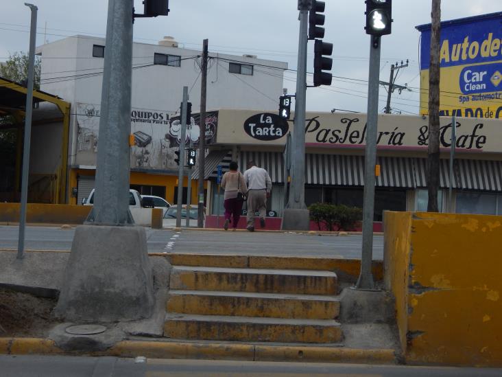 Arriesgan el físicoen cruce peligroso Arriesgan el físicoen cruce peligroso