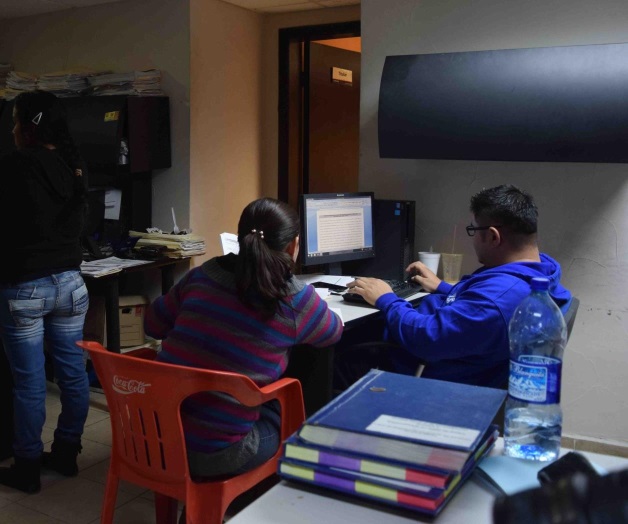 Despojan violentamente de su bolsa a una mujer. Quiebran ventanilla de auto con ella adentro