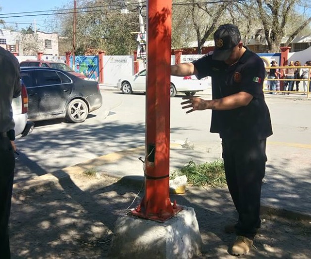 Inmovilizan un poste que amenazaba zona escolar Inmovilizan un poste que amenazaba zona escolar