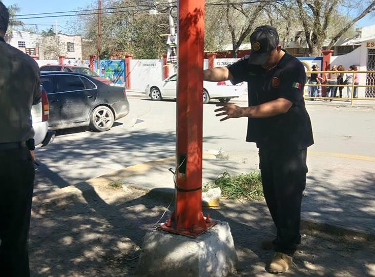 Inmovilizan un poste que amenazaba zona escolar Inmovilizan un poste que amenazaba zona escolar