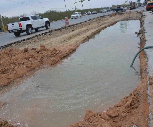 Causan obreros gran fuga de agua potable