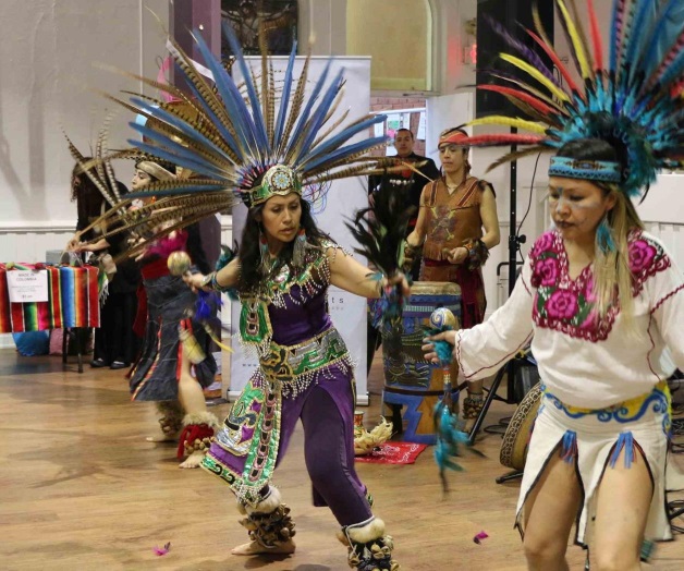 Mexicana enseña a canadienses a interpretar danza azteca Mexicana enseña a canadienses a interpretar danza azteca