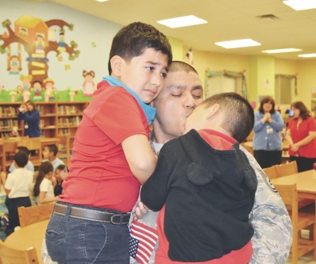 Regresa sargento a casa y sorprende a su familia