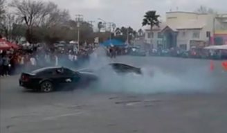 Se presentaba frente a la Presidencia municipal en la rotonda a Miguel Hidalgo, un evento de autos modificados para arrancones haciendo las “donas”, ante una multitud.
