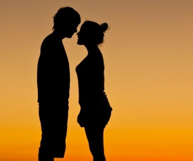 Hombres prefirieren atractivo físico y las mujeres formalidad, según estudio