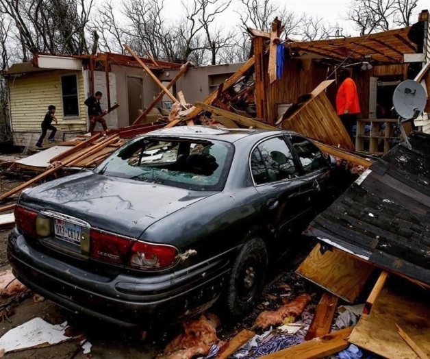 Dejan al menos 6 tornados destrozos en Houston Dejan al menos 6 tornados destrozos en Houston