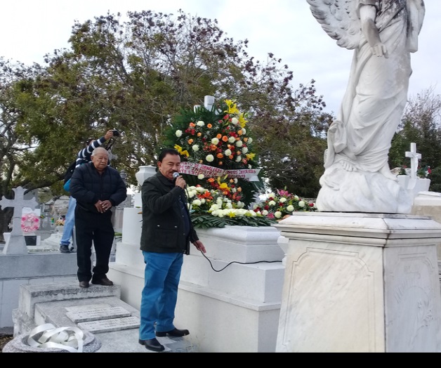 Realizan guardia de honor en la tumba de Agapito González Realizan guardia de honor en la tumba de Agapito González