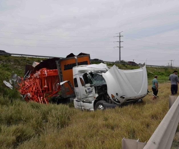 Vuelca tráiler en curva de puente de caracol
