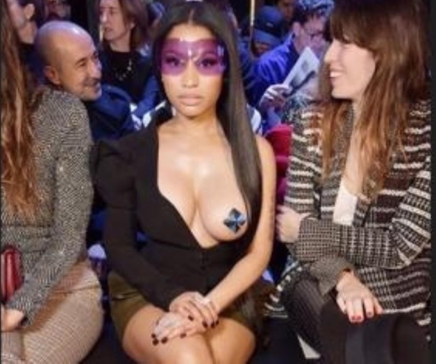 Nicki Minaj luce un pecho desnudo en el Paris Fashion Week Nicki Minaj luce un pecho desnudo en el Paris Fashion Week