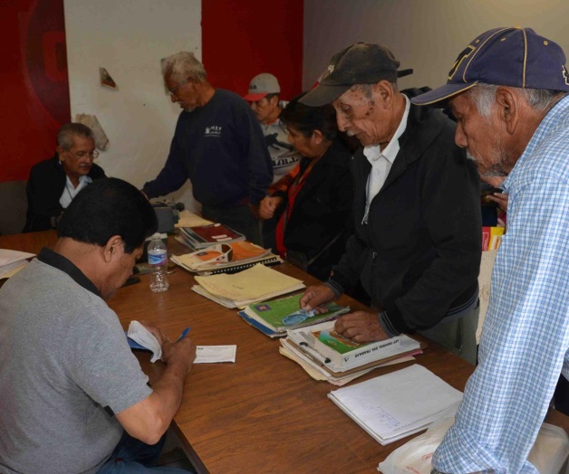 Pugnan jubilados por un mejor pago Pugnan jubilados por un mejor pago