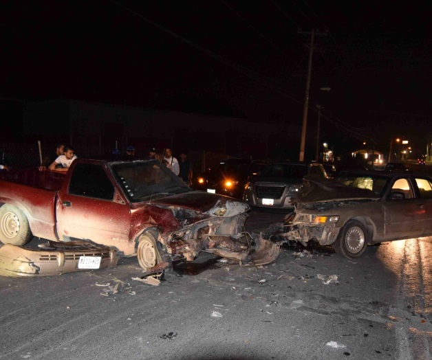 Destroza dos vehículos tras dormitar al volante
