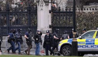 El Parlamento británico suspendió de forma temporal sus sesiones después de que se escucharan en el exterior del edificio disparos. Foto: AP