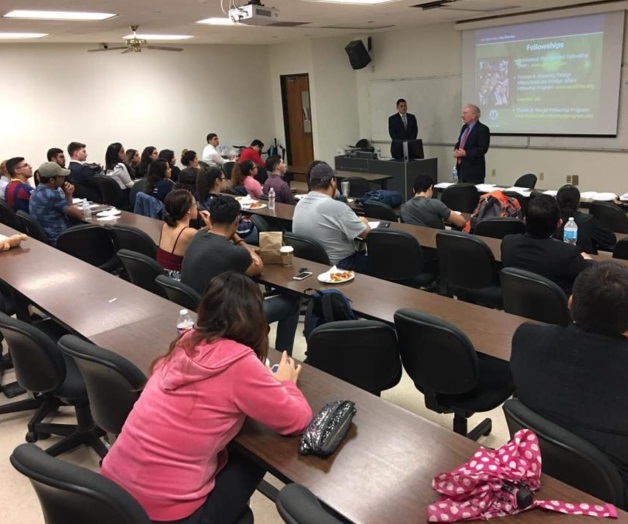 Realizarán en abriluna feria de empleo. Centro de Carrera de Universidad de Texas
