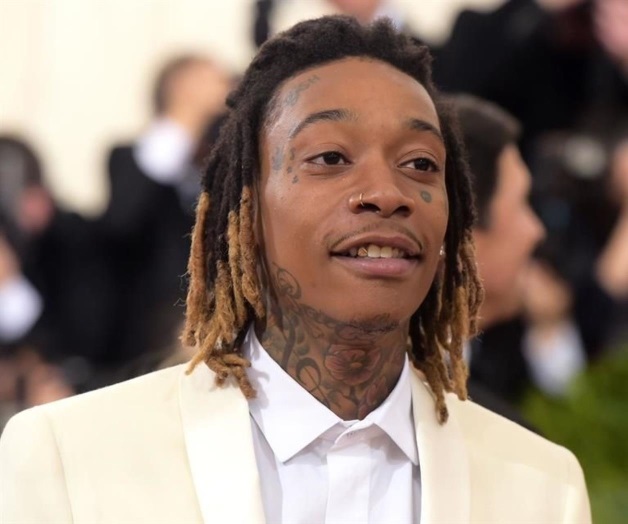 Lleva Wiz Khalifa flores a tumba de Pablo Escobar