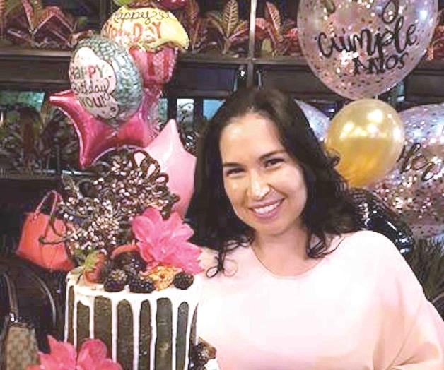 Le cantan happy birthday