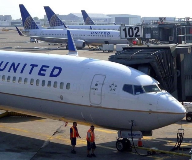 Aerolínea impide volar a dos menores por usar leggins