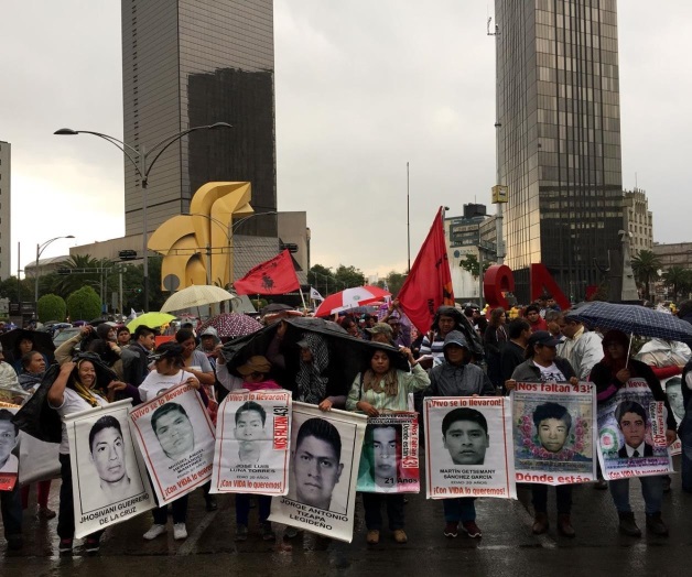 Marchan por 43 de Ayotzinapa