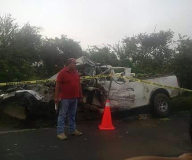 Chocan camionetas de frente; 2 muertos