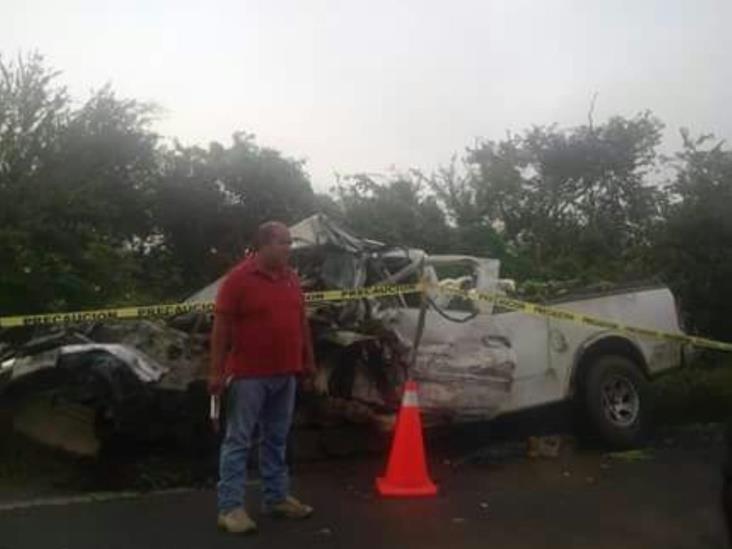 Chocan camionetas de frente; 2 muertos Chocan camionetas de frente; 2 muertos