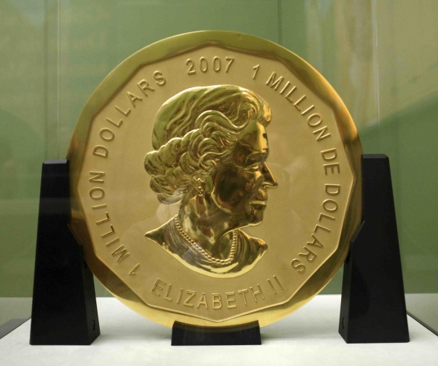 Roban inmensa moneda de oro de museo alemán Roban inmensa moneda de oro de museo alemán