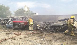 EN CENIZAS. Un total de 6 camionetas fueron consumidas por el incendio registrado la tarde del domingo, a pesar de la rápida intervención de los elementos de Protección Civil y Bomberos.