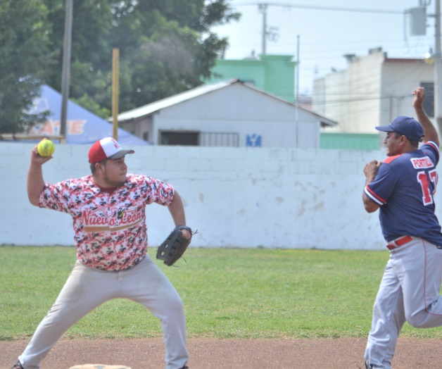 DOMINA A SUS CONTRINCANTES. Benito Reyes para en seco a sus rivales