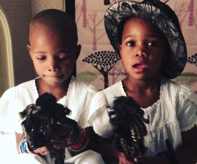 Regala exclusivas muñecas a sus gemelas