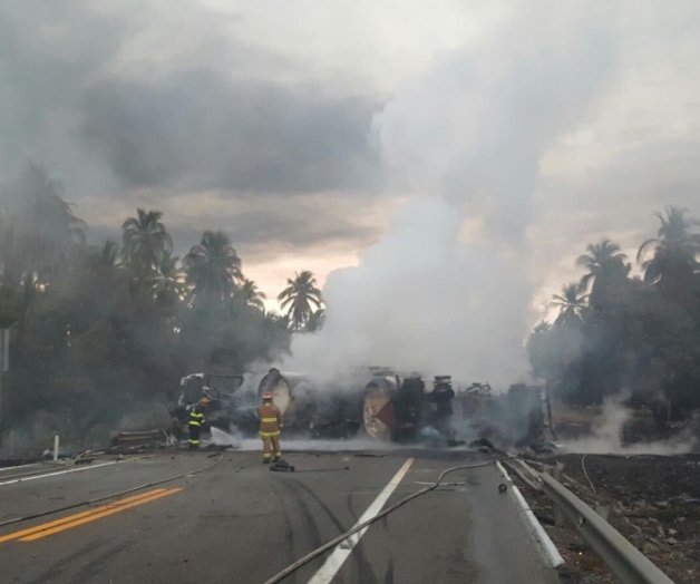 Impacta una pipa a autobús; mueren 24