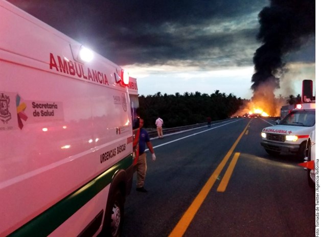 Impacta una pipa a autobús; mueren 24