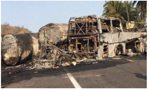 Impacta una pipa a autobús; mueren 24