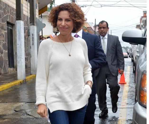 Esposa de Duarte sí puede andar libre en el país: PGR