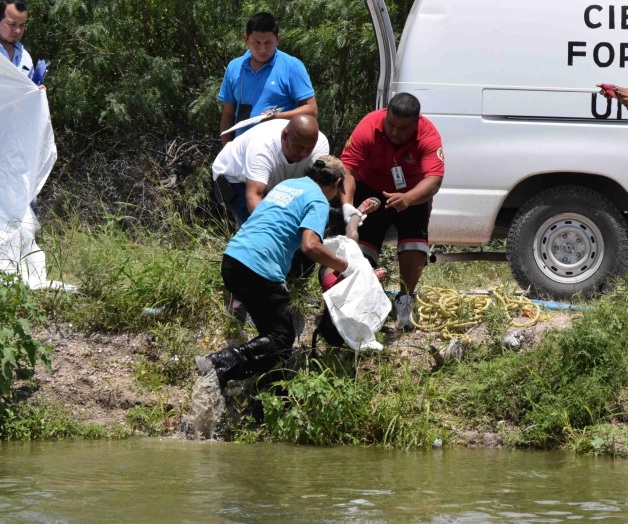 Mueren padre e hija tras caer camioneta al canal. Tragedia en el Rodhe Mueren padre e hija tras caer camioneta al canal. Tragedia en el Rodhe