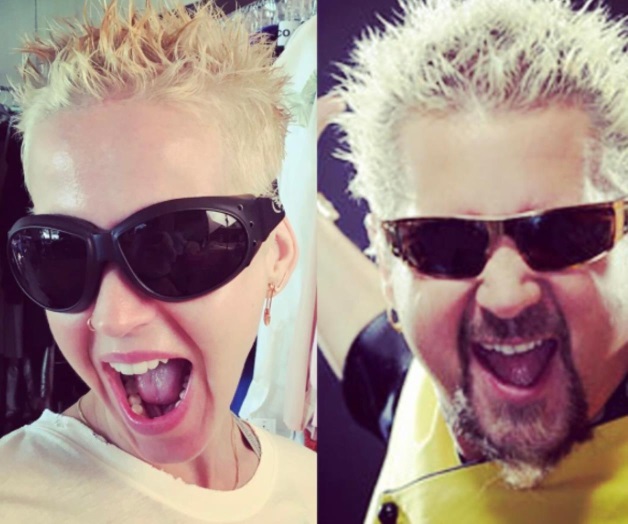 Se burla de sí misma