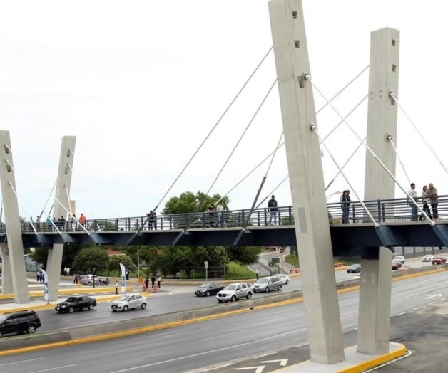 Inauguran puente peatonal atirantado en San Nicolás
