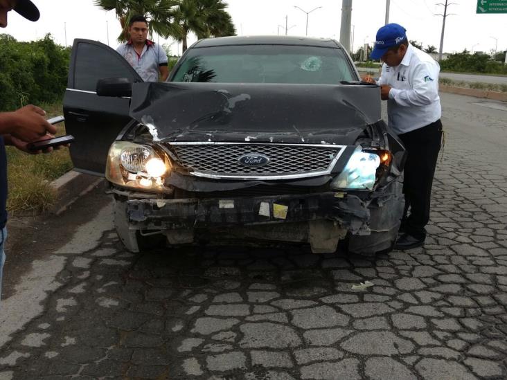 Impacta un taxi en parte trasera Impacta un taxi en parte trasera