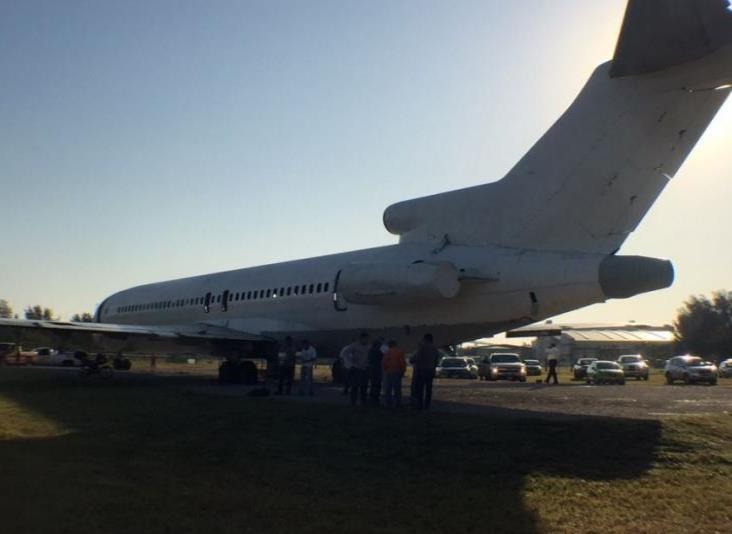 Descubren a dos menores teniendo sexo en avión turístico Descubren a dos menores teniendo sexo en avión turístico