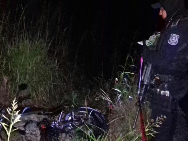Arrastra tráiler casi 200 metros a motociclista; lo deja destrozado Arrastra tráiler casi 200 metros a motociclista; lo deja destrozado