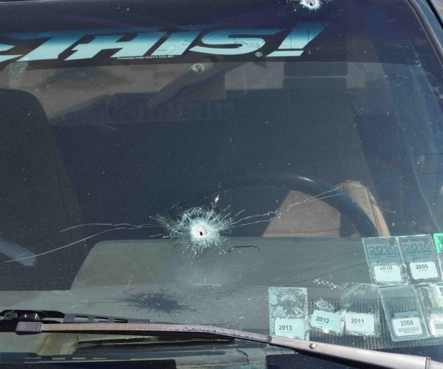 Marinos confunden explosiones del mofle y hieren a conductor