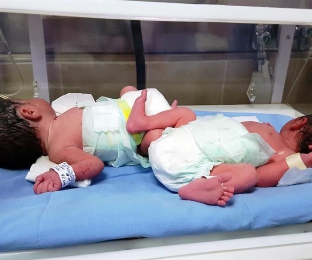 Mujer de 58 años da a luz a mellizos