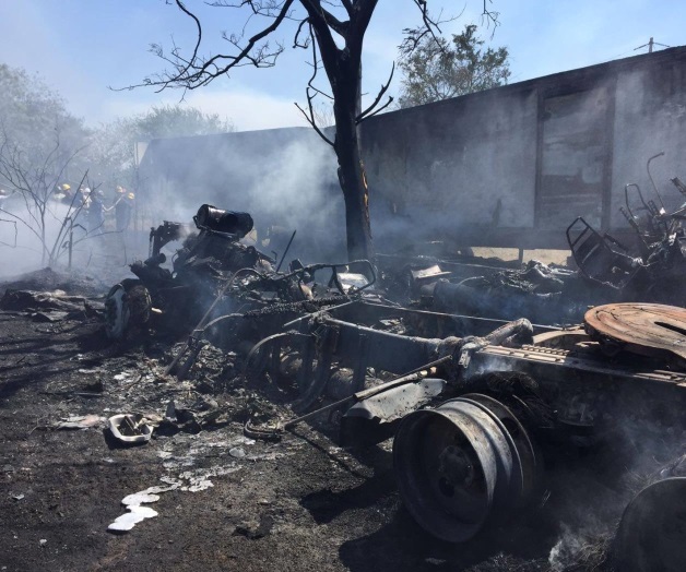 Se incendian dos tráiler que esperaban ser cargados de azúcar