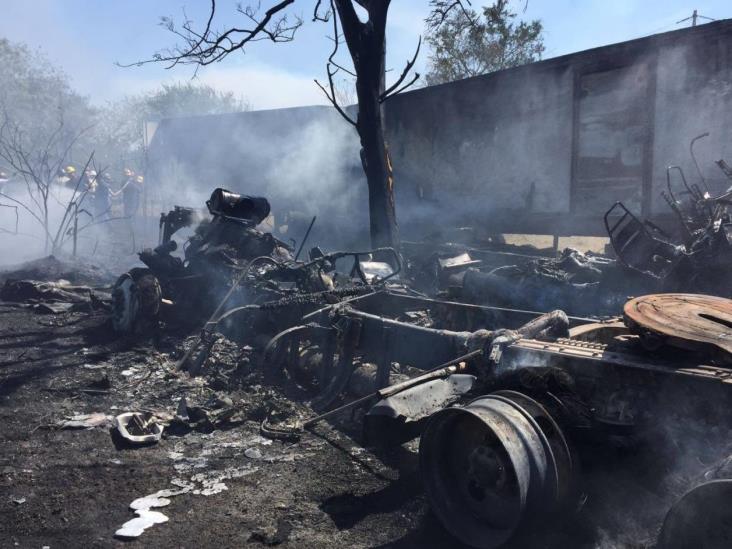 Se incendian dos tráiler que esperaban ser cargados de azúcar Se incendian dos tráiler que esperaban ser cargados de azúcar