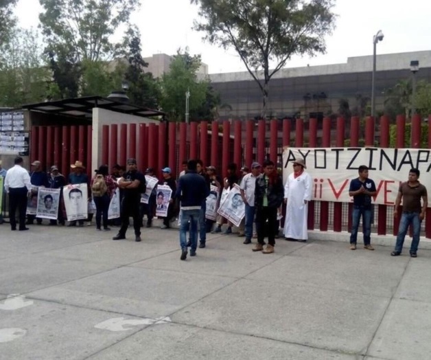 Padres de los 43 exigen audiencia en Cámara de Diputados