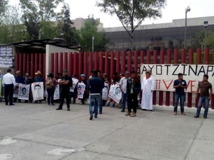 Padres de los 43 exigen audiencia en Cámara de Diputados Padres de los 43 exigen audiencia en Cámara de Diputados
