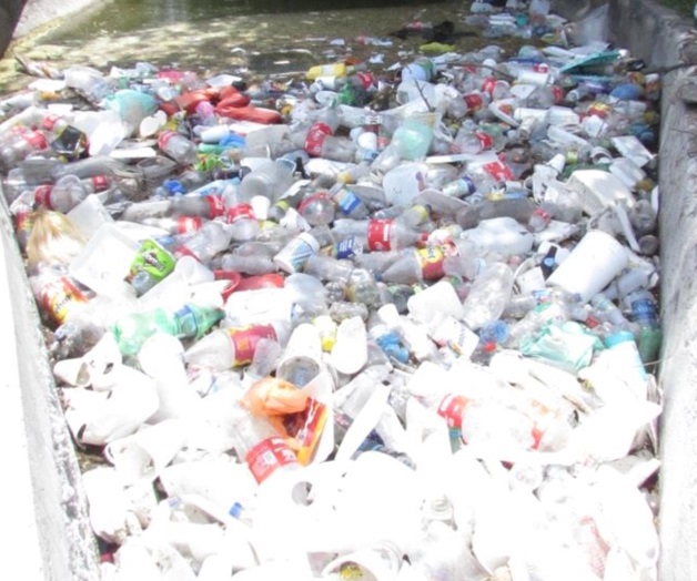 Satura basura túneles que conducen agua para riego