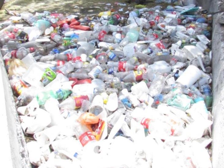 Satura basura túneles que conducen agua para riego Satura basura túneles que conducen agua para riego