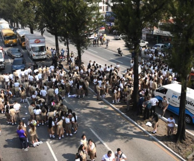 Buscan en Guatemala a conductor que mató a niña en protesta 