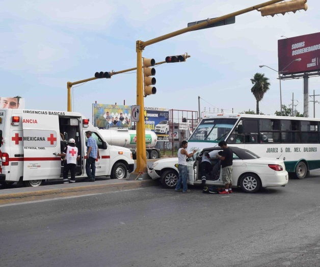 Provoca aparatoso choqueluego de pasarse luz roja Provoca aparatoso choqueluego de pasarse luz roja