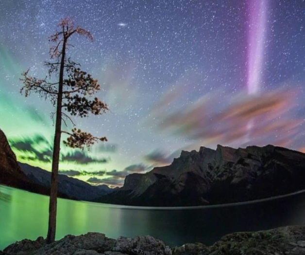 Franja de luz morada en el cielo busca explicación científica