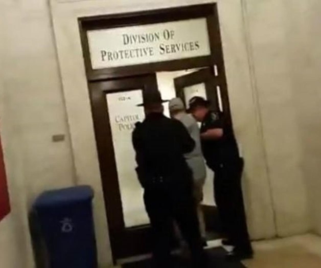 Arrestan a periodista en EUA por gritar pregunta a secretario de Salud