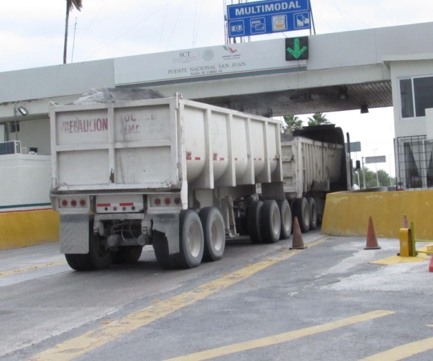 Nadie regula circulación de tráileres con doble remolque